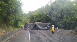 transito-na-subida-da-serra-das-araras,-em-pirai,-esta-totalmente-interditado-apos-tombamento-de-carreta