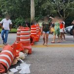 manifestantes-protestam-contra-a-falta-do-cadastramento-do-cartao-recomecar-em-angra-dos-reis