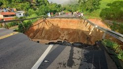 asfalto-cede-e-br-393-e-fechada-nos-dois-sentidos-em-barra-do-pirai;-fotos