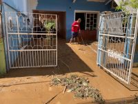 casas-ficam-alagadas-ate-o-teto-apos-temporal-em-paracambi;-nivel-da-agua-chegou-a-2-metros