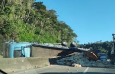 caminhao-de-batata-tomba,-invade-pista-contraria-e-atinge-pelo-menos-dois-carros-na-via-dutra