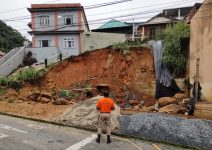 casa-e-interditada-apos-deslizamento-de-terra-provocado-pela-chuva-em-angra-dos-reis