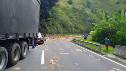 veiculo-de-carga-que-transportava-biscoitos-tomba-e-fecha-via-dutra-na-altura-de-pirai