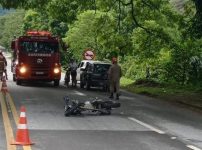 acidente-entre-carro-e-moto-deixa-mulher-ferida-em-angra-dos-reis