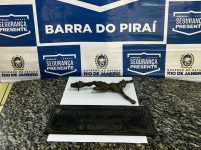 homem-e-preso-suspeito-de-furtar-placa-de-tumulo-e-crucifixo-de-cemiterio-em-barra-do-pirai