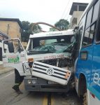 video:-caminhao-perde-o-freio-em-descida-e-bate-de-frente-com-onibus-na-rj-137,-em-barra-do-pirai