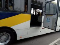 porta-se-abre-e-passageiro-e-arremessado-para-fora-de-onibus-em-movimento-em-volta-redonda