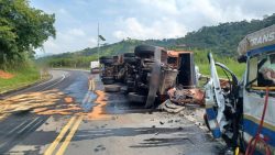 acidente-entre-caminhao-e-van-que-transportava-pacientes-deixa-tres-feridos-em-sapucaia