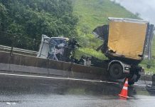 carreta-atravessa-mureta-central-na-via-dutra,-em-pirai;-pista-sentido-rj-esta-interditada