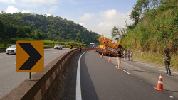 carga-superdimensionada-continua-tombada-na-via-dutra;-congestionamento-ja-chegou-a-30-km