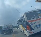 video:-onibus-sobe-em-mureta-de-viaduto-em-volta-redonda