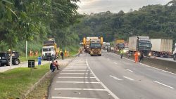 quase-1-semana-depois,-carga-superdimensionada-que-tombou-e-retirada-da-via-dutra;-transito-na-pista-sentido-rj-e-liberado