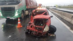 onibus-bate-em-carro-abandonado-por-motorista-sem-habilitacao-na-via-dutra,-em-itatiaia