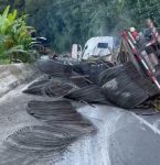 caminhao-que-transportava-bobinas-de-aco-tomba-na-serra-das-araras