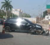 duas-pessoas-ficam-feridas-em-acidente-entre-carro-e-moto-em-volta-redonda