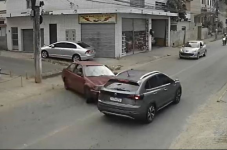 video:-acidente-envolvendo-dois-carros-e-uma-caminhonete-deixa-feridos-em-barra-do-pirai