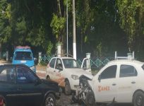 batida-entre-dois-carros-deixa-um-guarda-municipal-ferido-em-volta-redonda