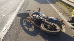 motociclista-fica-ferido-em-acidente-com-carro-na-via-dutra,-em-resende