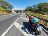 motociclista-morre-atropelado-por-carreta-na-via-dutra,-em-pirai