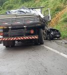 duas-pessoas-morrem-em-acidente-entre-carro-e-caminhao-na-rio-santos,-em-paraty