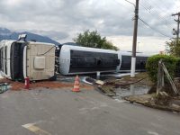 caminhao-que-transportava-alcool-tomba-em-itatiaia;-liquido-escorreu-para-galeria-de-agua-pluvial,-diz-prefeitura