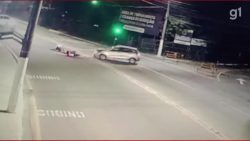 video:-carro-de-aplicativo-faz-manobra-proibida-e-atinge-moto-em-volta-redonda