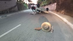 carro-capota-e-deixa-dois-feridos-em-itatiaia