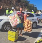 ambulantes-aproveitam-o-fechamento-da-serra-das-araras-para-ganhar-dinheiro:-‘levar-o-pao-de-cada-dia-para-casa’