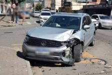 homem-fica-ferido-em-acidente-entre-cinco-carros-em-volta-redonda