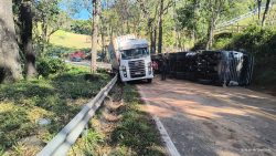 tombamento-de-caminhao-afeta-transito-da-rio-caxambu,-em-resende