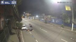 video:-motociclista-perde-controle-da-direcao-e-bate-em-carro-estacionado-em-volta-redonda;-vitimas-foram-arremessadas