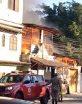 incendio-atinge-tres-casas-em-paracambi