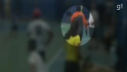 video:-arbitro-ameaca-treinador-com-pistola-em-jogo-de-futsal-de-criancas;-arma-era-falsa,-diz-policia-civil