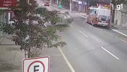 video:-carro-bate-em-veiculo-estacionado-e-tomba-em-volta-redonda