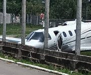 jatinho-particular-sai-da-pista-durante-pouso-no-aeroporto-de-angra-dos-reis