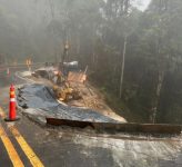 asfalto-cede-apos-chuva-e-deixa-transito-em-meia-pista-na-br-354,-em-resende