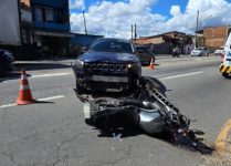 acidente-entre-carro-e-moto-deixa-homem-ferido-na-br-393,-em-volta-redonda