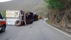 carreta-que-transportava-frango-tomba-na-descida-da-serra-das-araras;-pista-esta-interditada