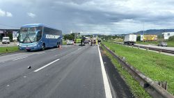 jovem-morre-apos-cair-de-moto-e-ser-atropelado-na-via-dutra,-em-resende