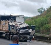 acidente-entre-nove-veiculos-deixa-cinco-feridos-na-via-dutra,-em-barra-mansa