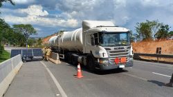 vazamento-de-combustivel-interdita-pista-de-subida-da-serra-das-araras