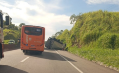 caminhao-capota-e-causa-transtornos-no-transito-na-via-dutra,-em-pirai